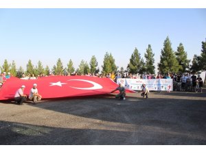 Bisikletçiler Mardin kalesinde dev Türk bayrağını açtı