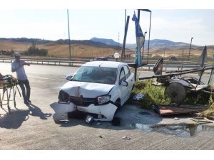 Bayan sürücü kaza yaptı : 2 yaralı