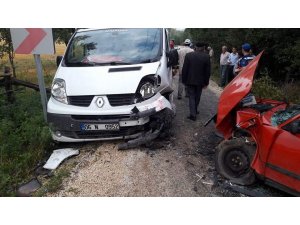 Kastamonu’da otomobil ile minibüs çarpıştı: 2 yaralı