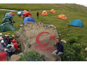 Gümüşhaneli dağcılardan şehitler diyarına 15 Temmuz zirve tırmanışı