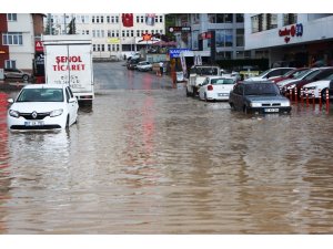 Trabzon’da aşırı yağış rögarları taşırdı