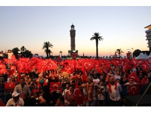 İzmir’de demokrasi nöbeti başladı