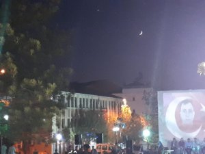 Hilal ile ay gökyüzünde Türk bayrağını simgeledi