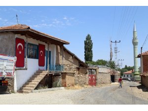 Bu köye gelenleri kapı ve duvarlarda Türk bayrakları karşılıyor
