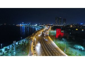 İstanbul’un surları kırmızı beyaza büründü