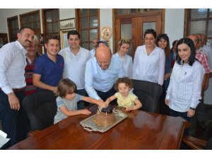 Personelden Başkan Özcan’a Doğum Günü Sürprizi