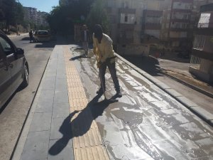 Yenişehir’de kaldırımlara bazalt taşı döşeniyor