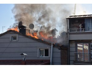 İş hanının çatısında çıkan yangın korkuttu