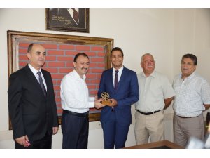 Aydın’da ayın şoförüne ödülünü Çandıroğlu verdi