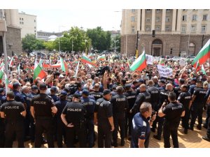 Bulgaristan’da besiciler zorla bakanlar kurulu binasına girmek istedi
