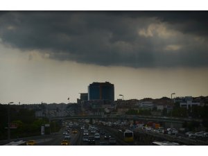 İstanbul’u kara bulutlar sardı