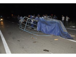 Kazada yola düşen tenteyi kaldırmak isterken ağır yaralandı