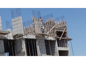 Ağrı’da inşaat işçisinin 6’ncı katta tehlikeli çalışması