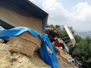Buğday ve saman yüklü traktör devrildi: 1 yaralı