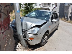 Bayan sürücü direğe çarptı: 4 yaralı