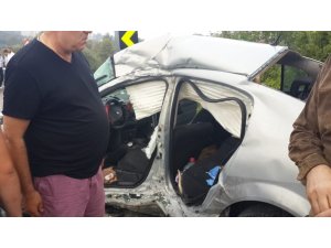 Kamyonla otomobil çarpıştı: 3 yaralı
