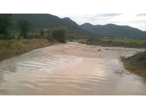 Tosya’da şiddetli yağmur sonrası köy yolları kapandı