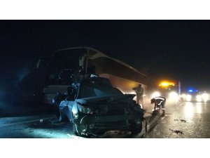 TEM’de yolcu otobüsü lastiği patlayan otomobile çarptı: 3 yaralı