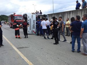 Trabzon'da yolcu midibüsü devrildi