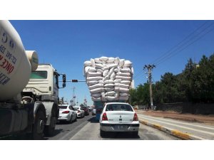 Diyarbakır’da saman yüklü kamyonlar tehlike saçıyor