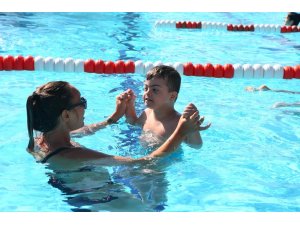 Bayraklı’da engelli çocuklara yüzme kursları ilgi görüyor