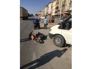 Minibüse çarpan elektrikli bisiklet sürücüsü kaçtı