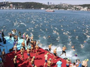 İstanbul Boğazı'nda yüzme şöleni