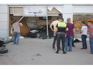Kontrolden çıkan otomobil pişmaniye dükkanına girdi,  müşteriler ölümden döndü
