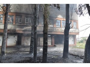 Kars’ta boşaltılmış fakülte binasında çıkan yangın korkuttu