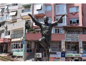 Aliağa’ya yapılan ‘Atatürk Heykeli’ takdir topluyor