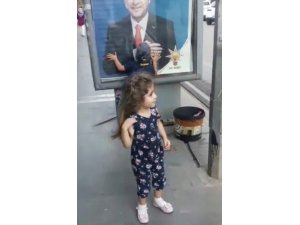 Erdoğan’ın afişini gören çocuk ‘dede’ diyerek elinden öptü