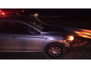 Otomobil bariyerlere çarptı: 4 yaralı