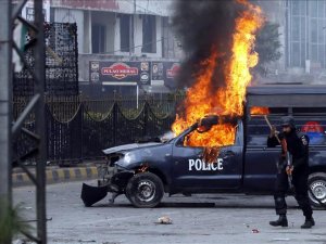Pakistan'da polise saldırı: 3 ölü