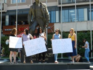Kosova’da kadınlara uygulanan şiddet protesto edildi