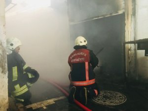 Kunduracılar pazarındaki bir iş yerinde yangın çıktı