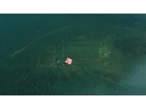 Gölün dibinde yatan 100 yılın keşfi havadan ve su altından böyle görüntülendi
