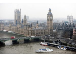İngiltere’de bir araç Parlamento Binası bariyerlerine çarptı