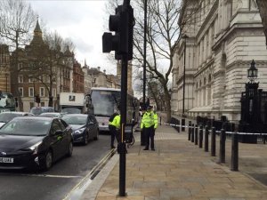İngiltere'de parlamento binasının bariyerlerine araç çarptı