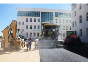Karaman Belediyesi, yeni adliye binasının bahçesini asfaltladı