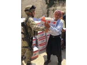 TSK: "Afrin’de AFAD, Kızılay ve Mehmetçik işbirliği ile 5 bin 200 aileye insani yardım malzemesi dağıtıldı"
