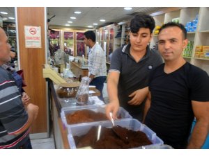 Esnaf, dolar bozdurana Türk kahvesi dağıtıyor