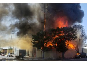 Los Angeles’ta mobilya imalathanesinde yangın