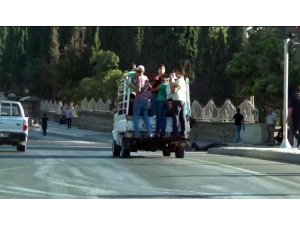 İşçilerin kamyonetin kasasında tehlikeli yolculuğu