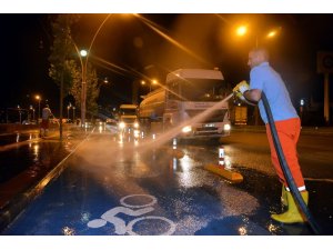 Bayram öncesi cadde ve bulvarlar yıkanıyor