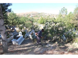 Bayram öncesi mezarlıklar bakıma alındı