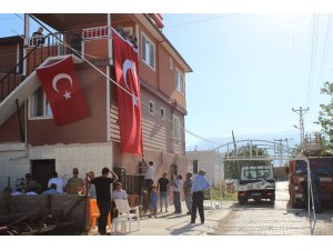 Hataylı şehidin baba evine Türk bayrağı asıldı