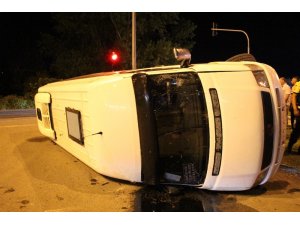 Samsun’da kamyonetin çarptığı dolmuş devrildi: 3 yaralı