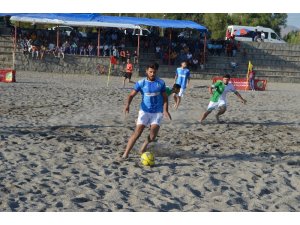Adilcevaz’da plaj futbolu heyecanı