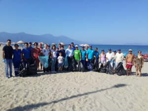 Vatandaşlar Büyükşehir ekipleriyle sahilde temizlik yaptı