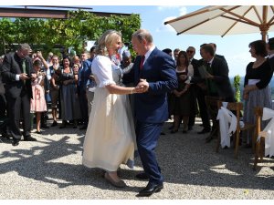 Putin, Avusturya Dışişleri Bakanı Kneissl ile dansı etti